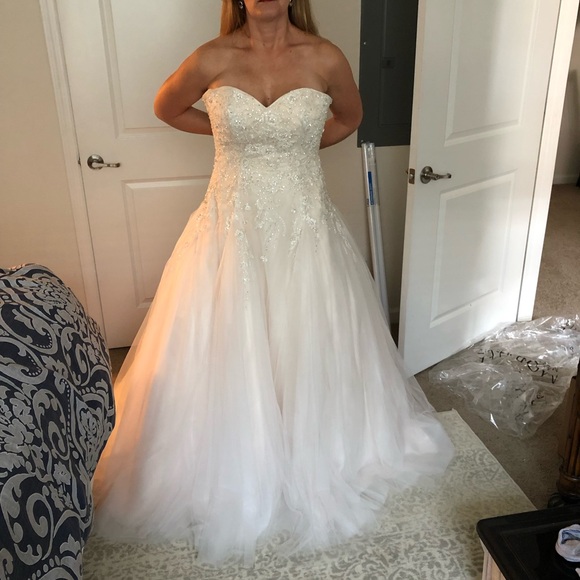 Elegant Strapless White Wedding Dress